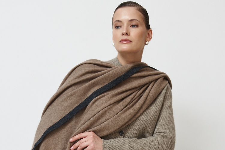 Модные кашемировые палантины 2025: тренды, тепло и стиль